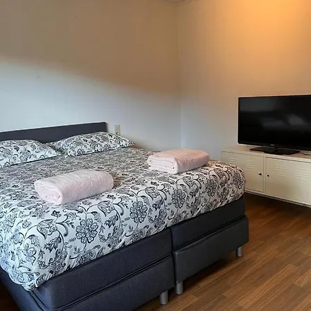 Beautiful 8 Bed In Apartment *